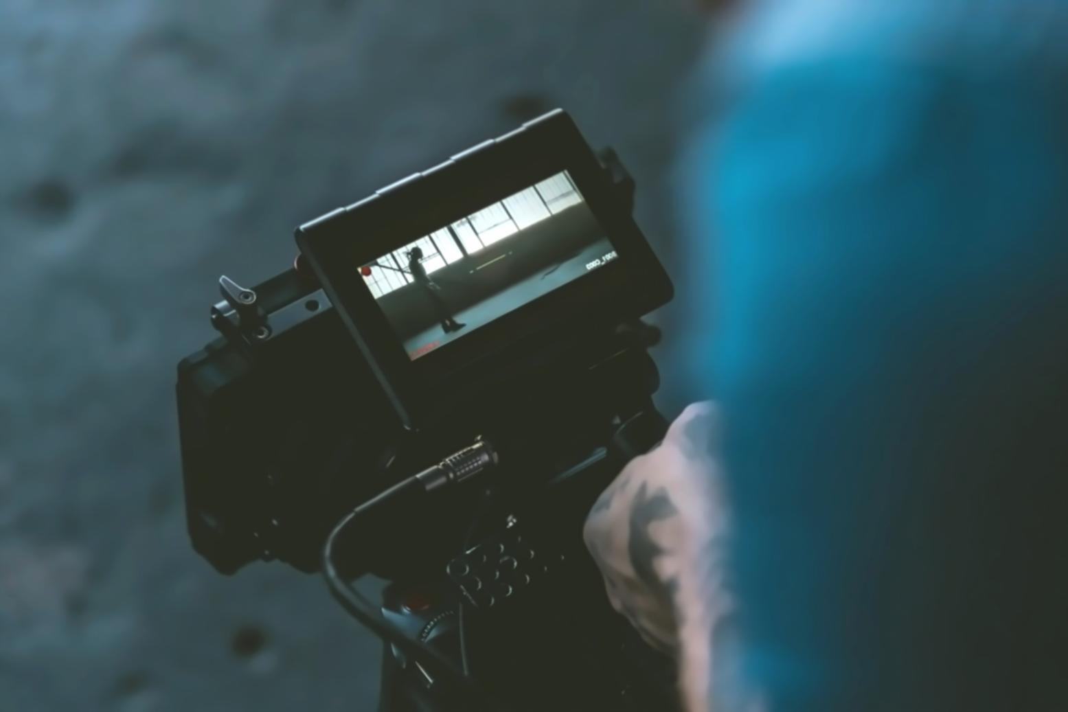 Professionista che lavora su editing audio con software avanzato
