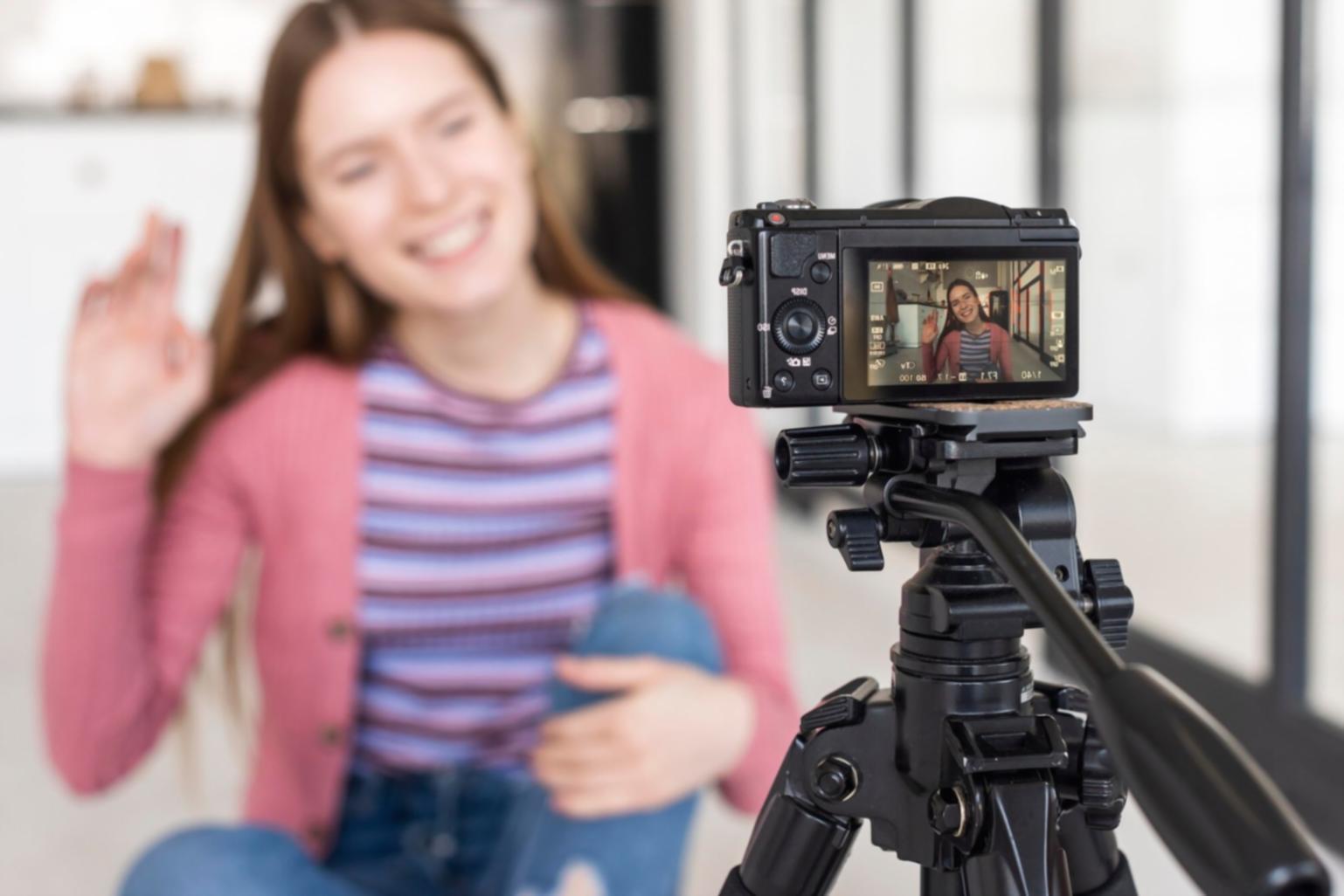 Studio di registrazione professionale con mixer audio e strumenti di editing